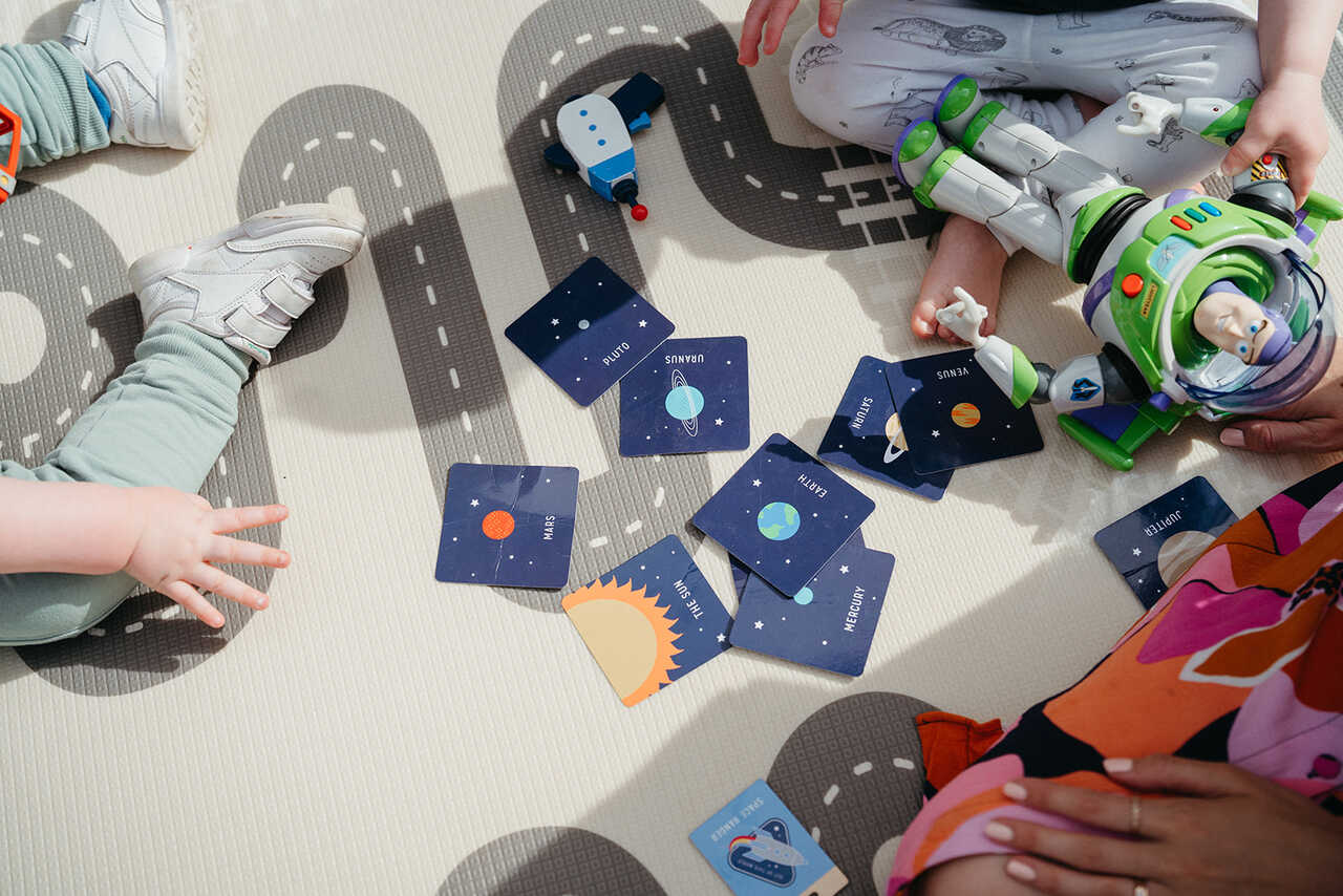 Children learning planets by flash card